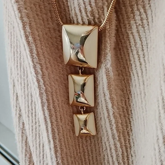 Elegant Enamel Plated Gold Necklace - Picture 5 of 11